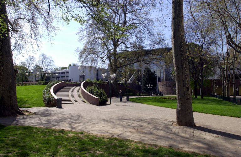 L'entrée nord du centre d'échanges depuis la partie ouest de la place Carnot