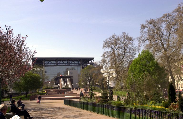 L'entrée nord du centre d'échanges depuis la partie sud-est de la place Carnot