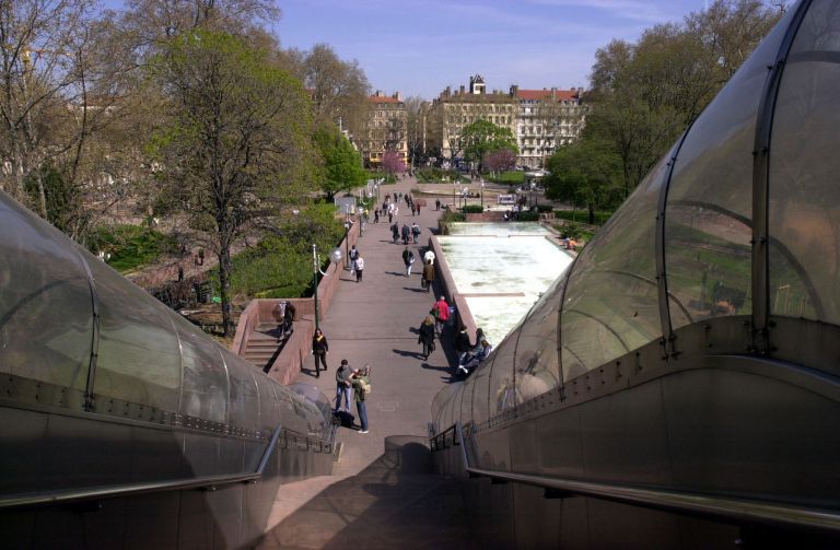 Les fontaines en escalier et la place Carnot : vue depuis la rampe d'accès nord