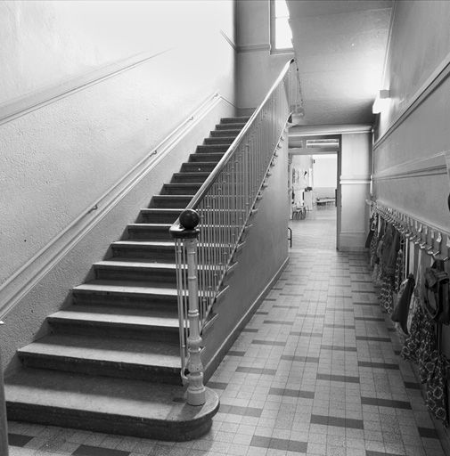 Escalier et passage reliant les deux corps de bâtiment