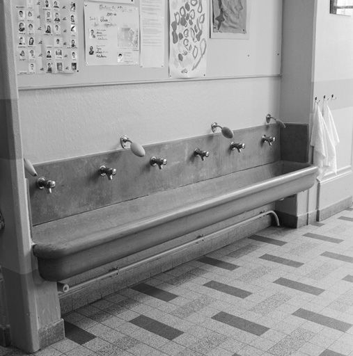 Rez-de-chaussée : lavabo réservé aux enfants