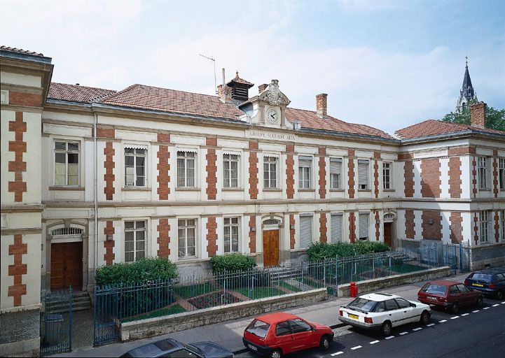 Ecoles primaires : partie centrale de l'élévation antérieure