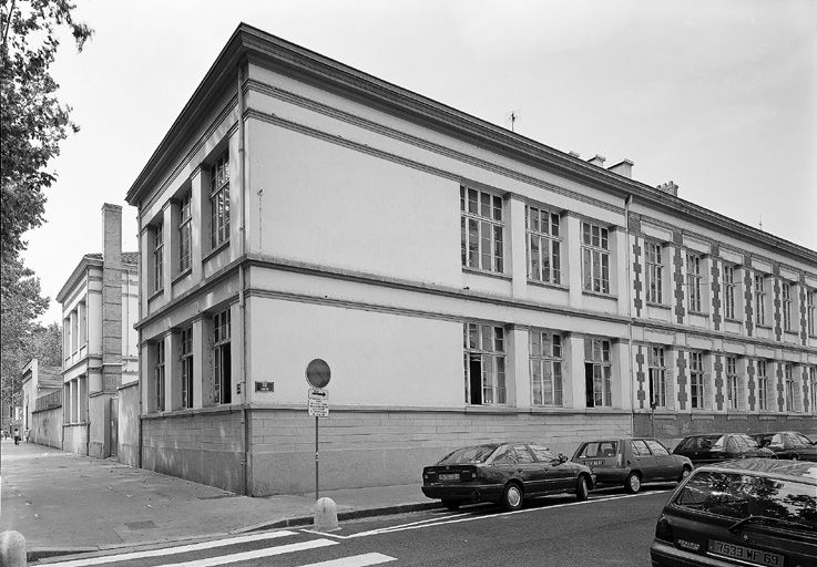Ecoles primaires : élévation sud et vue partielle de l'élévation Est