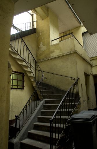 Vue de l'escalier central reliant les deux bâtiments