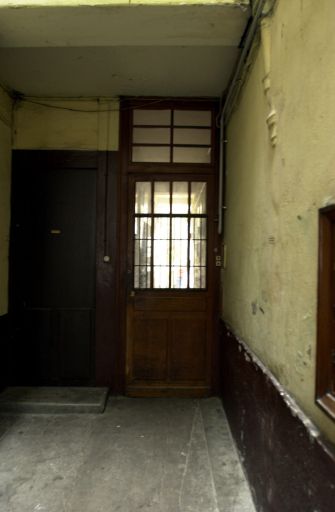 Porte et couloir d'accès à la maison