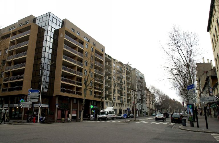 Vue du cours Charlemagne vers le sud, depuis le cours Suchet