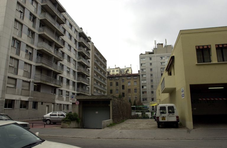 Passage au sud du parking vers l'hôtel de voyageurs, 23 cours Charlemagne