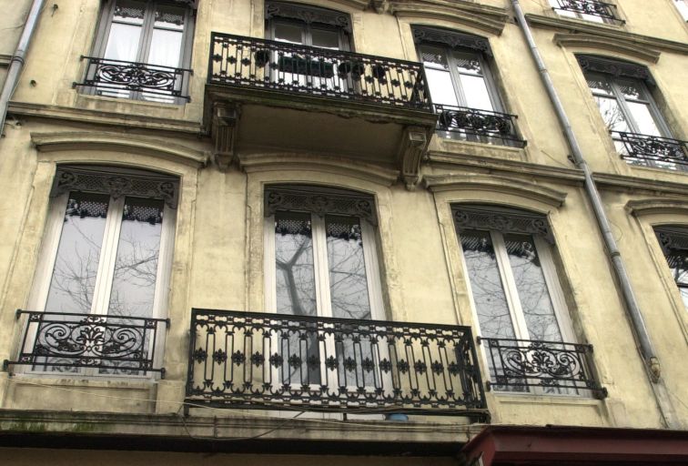 Détail des fenêtres sur rue