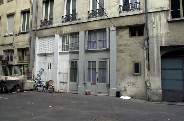 Vue des boutiques sur cour côté sud