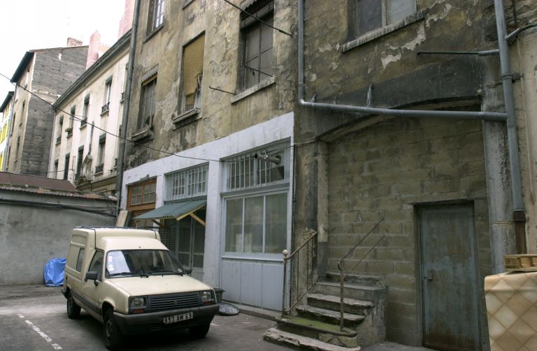 Immeuble sur cour : entrée murée et atelier en rez-de-chaussée