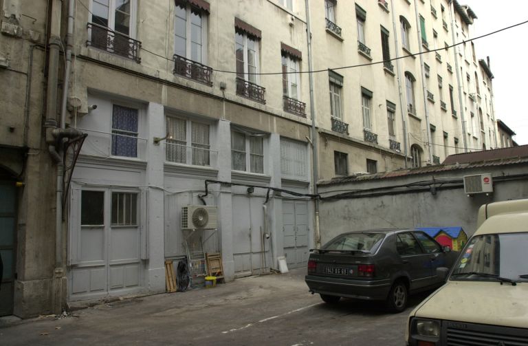 Vue des boutiques sur cour côté nord