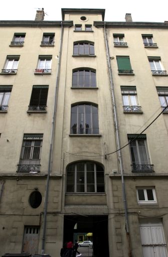 Elévation postérieure de l'immeuble sur rue, vue de la travée d'escalier