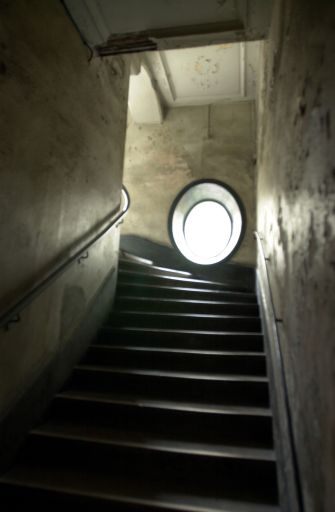 Immeuble sur rue : vue de la montée d'escalier et de l'oculus l'éclairant