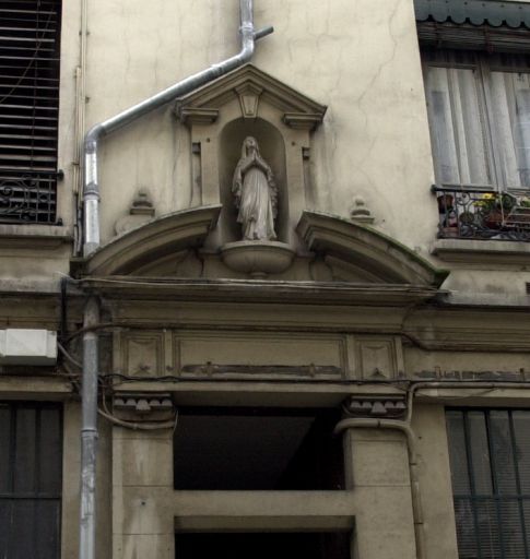 Détail du fronton de l'entrée de l'immeuble sur cour