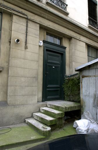 Entrée latérale de l'immeuble sur cour