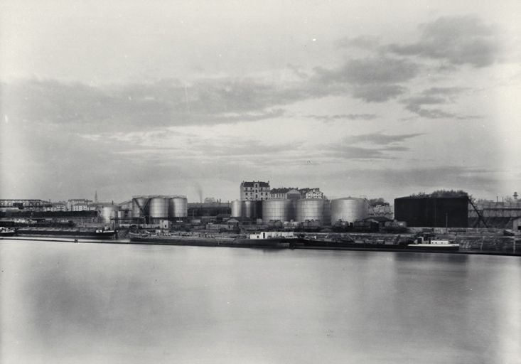 Le port Rambaud en 1934. Vue d'ensemble du port pétrolier depuis le sud-ouest.