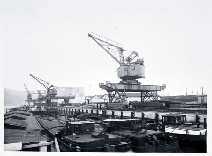 Le port Rambaud en 1934. Vue d'ensemble des quatre grues sur portique.