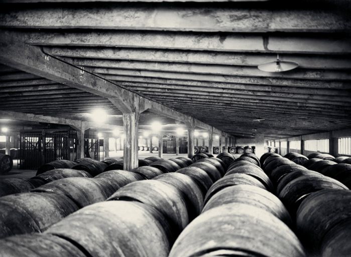 Le port Rambaud en 1934. L'intérieur de l'entrepôt des vins.