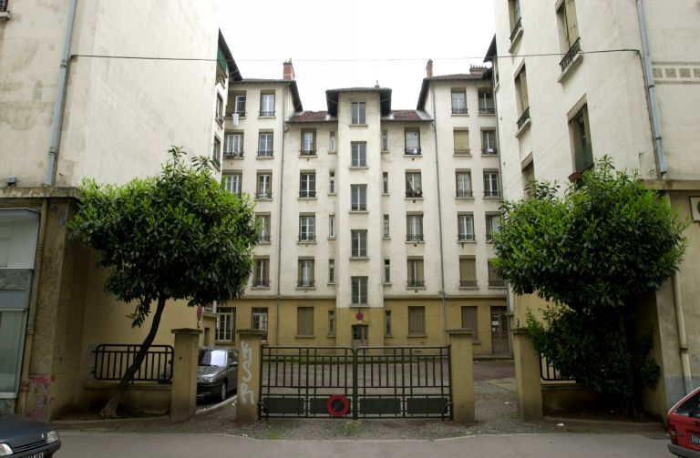 La cour des 32-34 rue Quivogne, depuis la rue