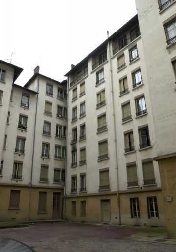 La cour des 32-34 rue Quivogne, angle nord-ouest