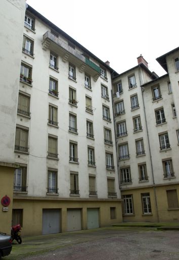 La cour des 32-34 rue Quivogne, angle sud-ouest