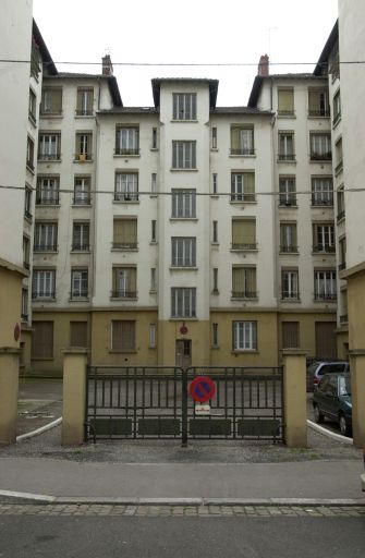 La cour des 34-36 rue Quivogne, depuis la rue