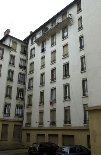 La cour des 34-36 rue Quivogne, angle nord-ouest