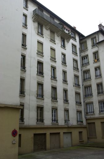 La cour des 34-36 rue Quivogne, angle sud-ouest