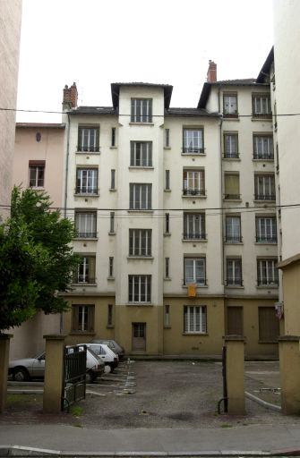 La cour au sud du 36 rue Quivogne, depuis la rue