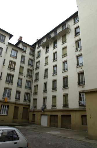 La cour au sud du 36 rue Quivogne, angle nord-ouest