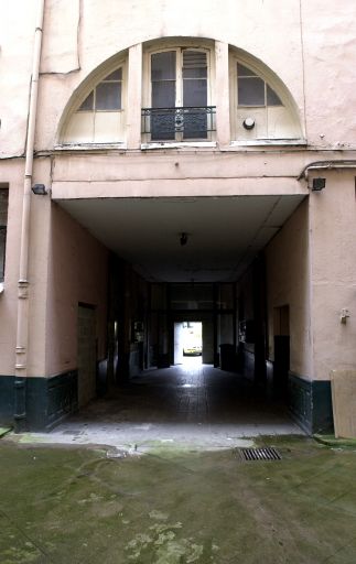 Vue du passage cocher depuis la cour