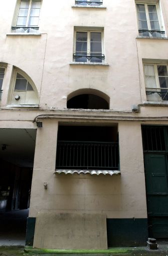 Vue de la travée d'escalier de l'immeuble sur rue