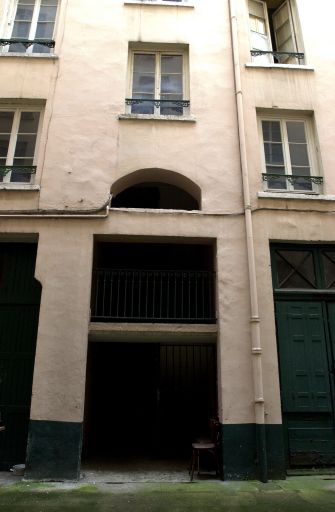 Vue de la travée d'escalier du corps de bâtiment en fond de cour