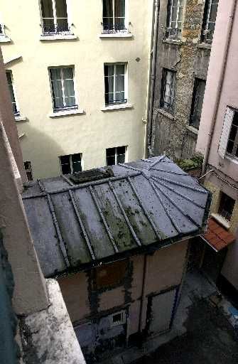 Vue de la loge de concierge depuis l'escalier