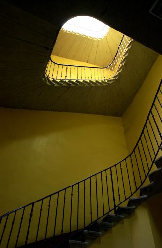 Vue de l'escalier depuis le rez-de-chaussée vers le ciel ouvert