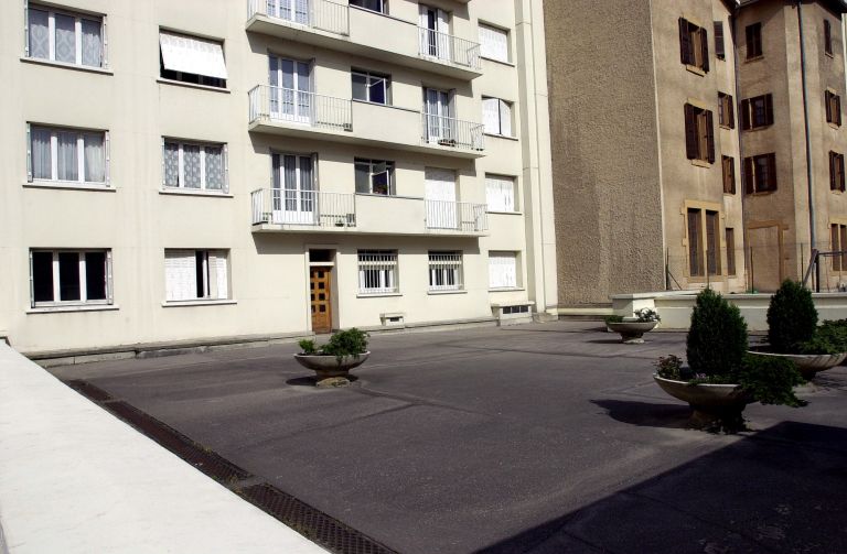 Le toit terrasse des garages formant cour