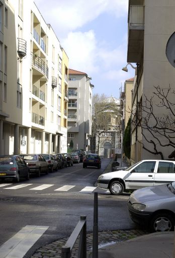 La rue Quivogne depuis la rue Marc-Antoine-Petit, vers le nord