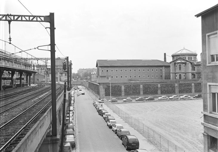 Vue de la rue Dugas-Montbel et des prisons depuis l'ouest