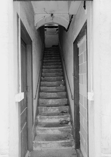 Montée d'escalier des immeubles 2-6 cours Charlemagne