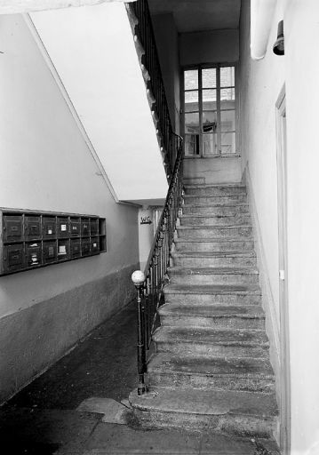 4 cours Charlemagne. La cage d'escalier