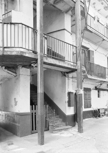 Vue de la montée d'escalier de l'immeuble sur rue