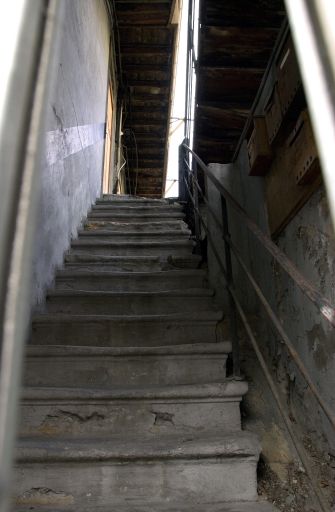 Vue de la montée d'escalier depuis la rue