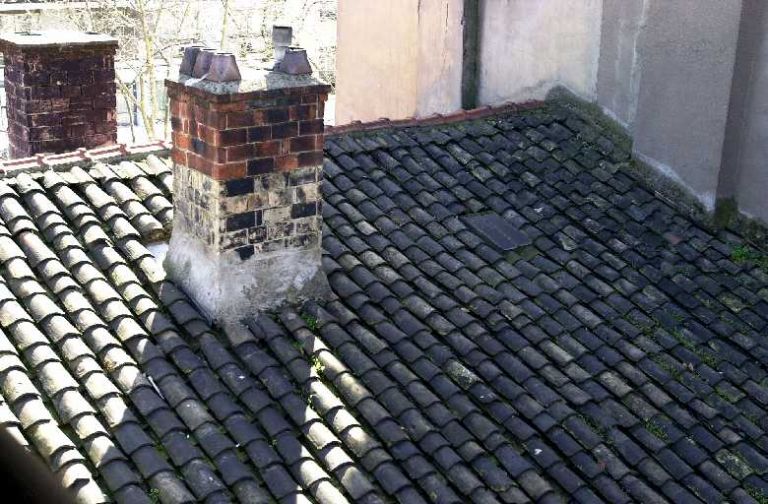 Le toit en tuiles creuses du corps de bâtiment sur rue, 32 cours Charlemagne