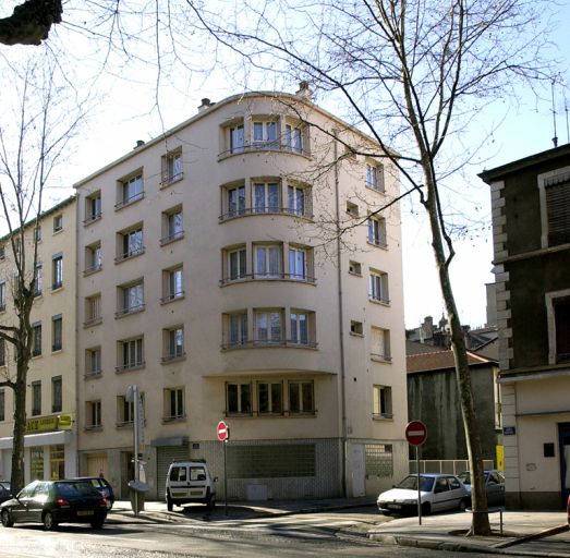 30 cours Suchet, immeuble à angle arrondi, en pendant au 40 cours Charlemagne, construit par C. Bergier