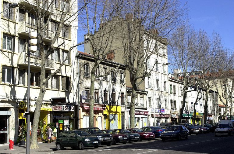 Vue d'ensemble des différences de hauteurs des immeubles longeant le cours à l'ouest, entre la rue Bichat et le cours Suchet