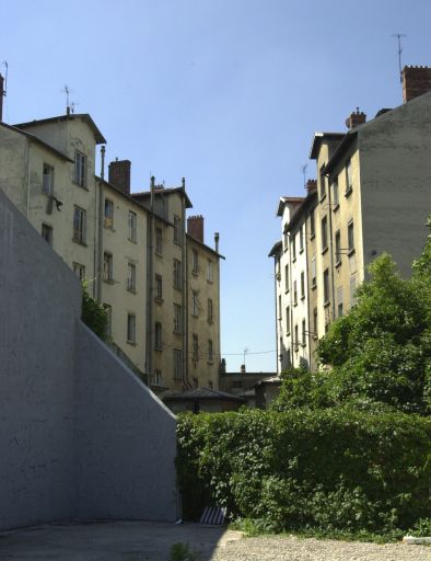 Vue de la cour commune depuis le nord