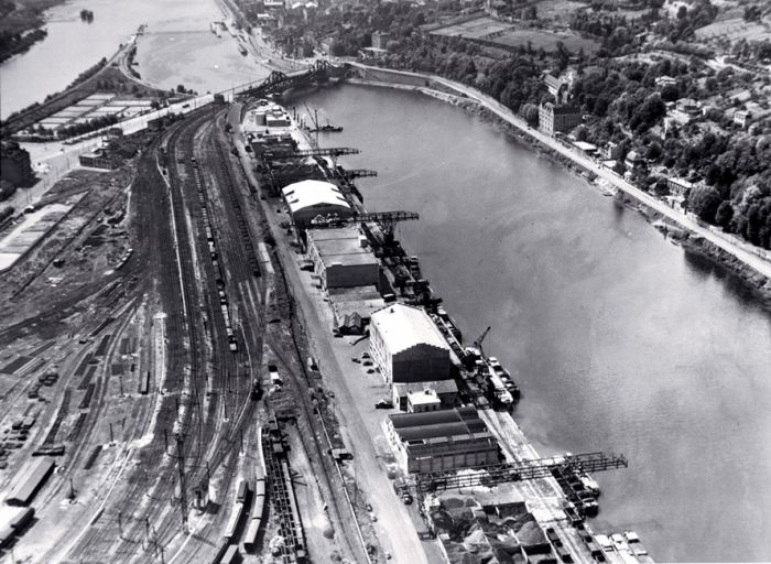 Le port Rambaud en 1952. Vue aérienne du port depuis le nord.