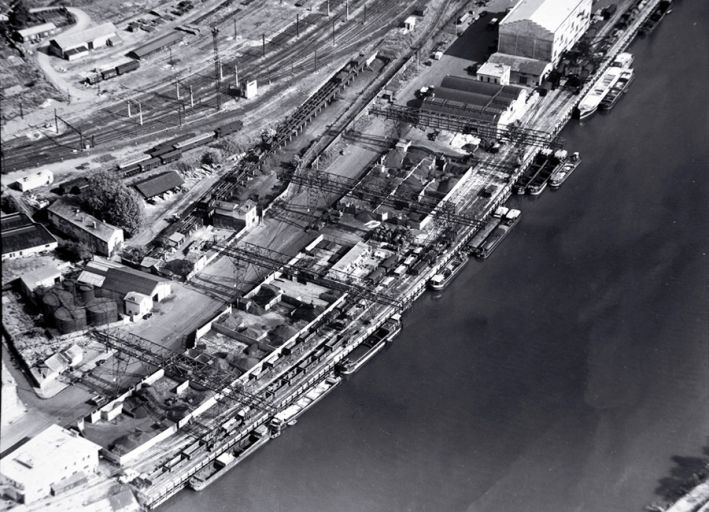 Le port Rambaud en 1952. Vue aérienne du port et des cases à charbon.