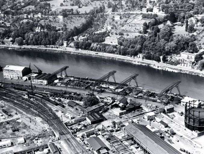 Le port Rambaud en 1952. Vue aérienne du port et des cases à charbon depuis le nord-est.