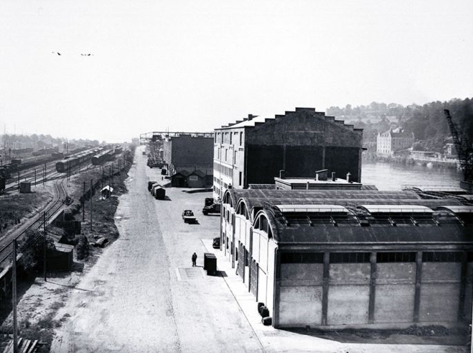 Le port Rambaud en 1952. Vue du site depuis le nord. Au premier plan, l'entrepôt des sels